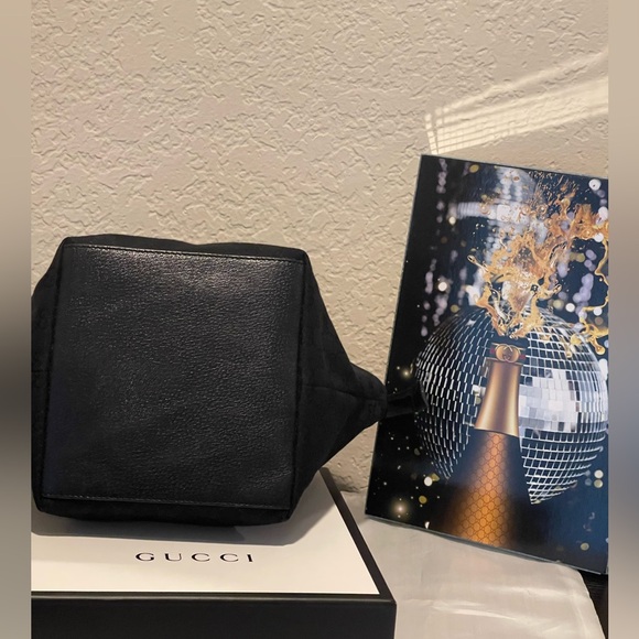 COPY - GUCCI SHERRYLINE TOTE/HANDBAG EUC WITH GG SIGNATURE THROUGHOUT THE BAG.… - Picture 7 of 9